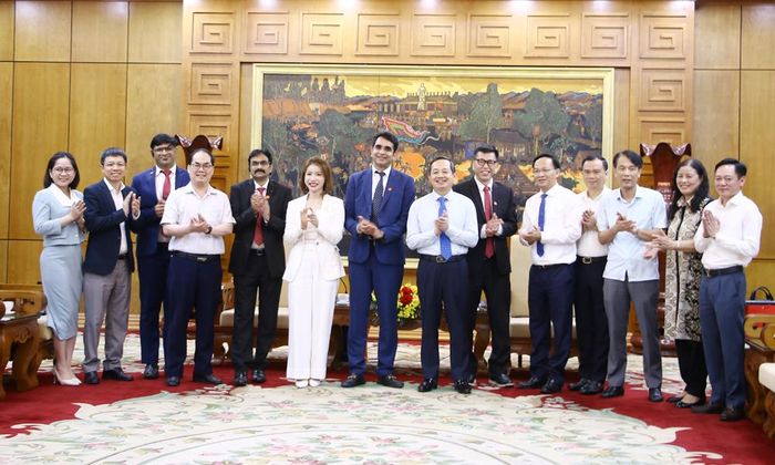  Đại diện đoàn công tác chụp ảnh lưu niệm với lãnh đạo tỉnh Bắc Ninh. 