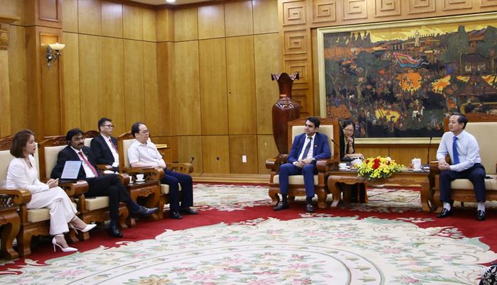  Đại diện Tổng Công ty dược Việt Nam trao đổi với lãnh đạo tỉnh Bắc Ninh về một số chính sách trong lĩnh vực đầu tư. 