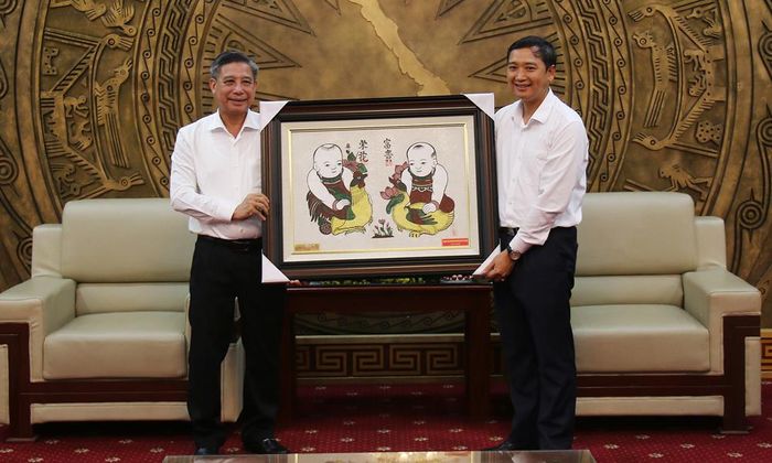  Đồng chí Nguyễn Việt Oanh tặng quà lưu niệm cho đồng chí Đồng Văn Thanh. 