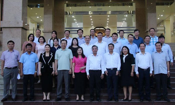  Các đại biểu chụp ảnh lưu niệm. 