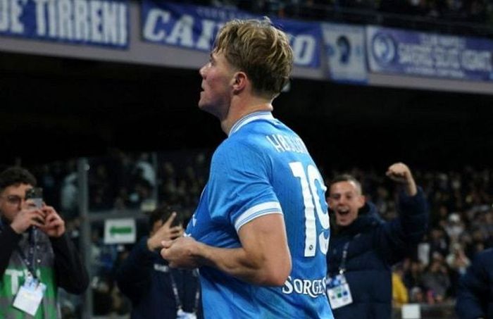 Việc bán đứt Hojlund sang Napoli giúp MU có thêm tiền "đi chợ".