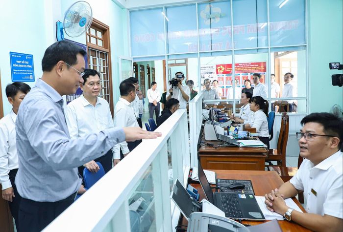 Bí thư Thành ủy Đà Nẵng Lê Ngọc Quang thăm, kiểm tra Trung tâm Phục vụ hành chính công xã Trà Liên, tháng 10/2025. Ảnh: NGỌC PHÚ