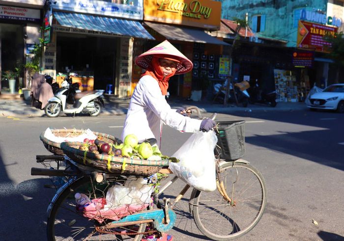 Không chỉ nắng gắt trên đầu, người bán hàng còn hứng chịu sức nóng phả lên từ mặt đường nhựa bỏng rát.