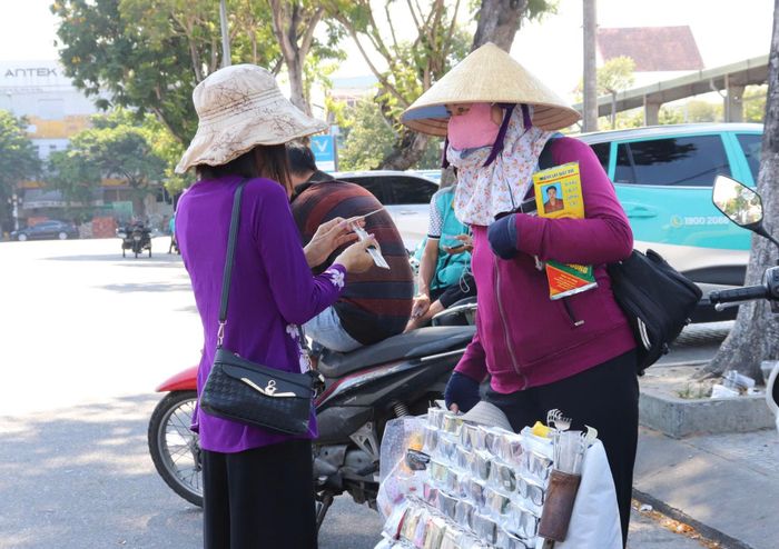 Những người bán hàng rong mưu sinh giữa cái nóng hầm hập.