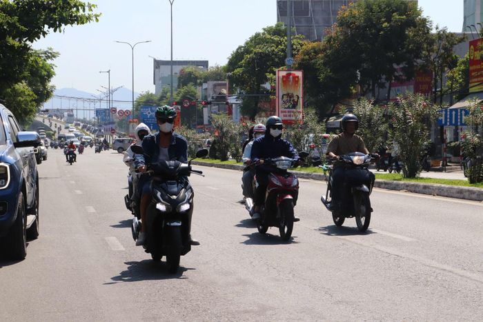 Hình ảnh người dân trùm kín mít áo mũ từ đầu đến chân đã trở nên quen thuộc giữa cái nắng như thiêu như đốt.