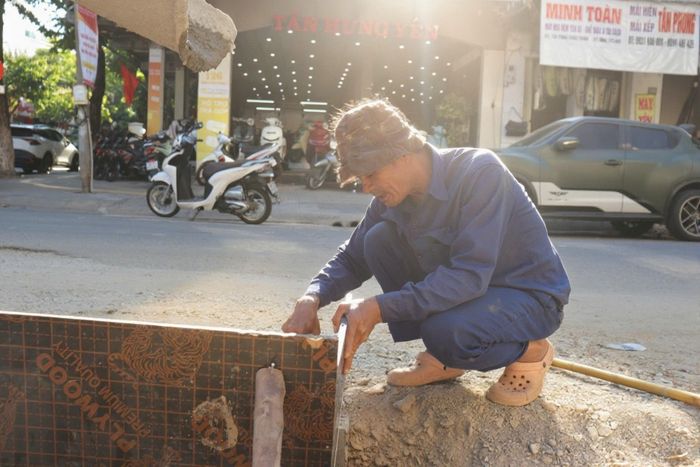 Hơi nóng tích tụ khiến công nhân nhễ nhại mồ hôi ngay từ những phút đầu vào ca.