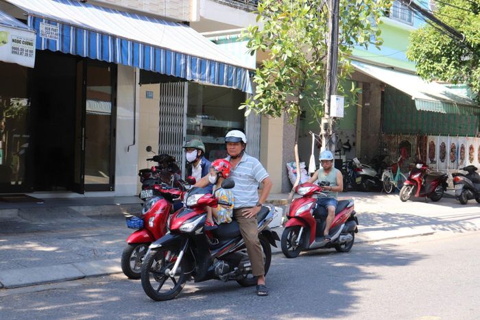 Người dân tận dụng bóng râm ven đường để tránh nắng, nghỉ chân trong lúc di chuyển.