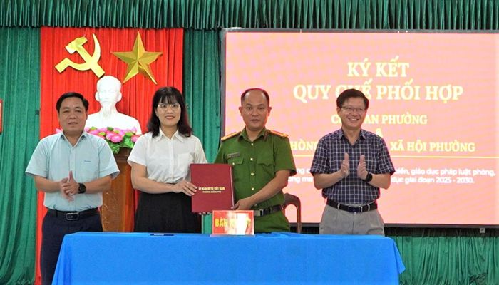 Công an phường và Phòng Văn hóa - Xã hội ký kết quy chế phối hợp tuyên truyền, phổ biến, giáo dục pháp luật về phòng, chống ma túy trong các cơ sở giáo dục giai đoạn 2025 - 2030. Ảnh: QUANG SƠN