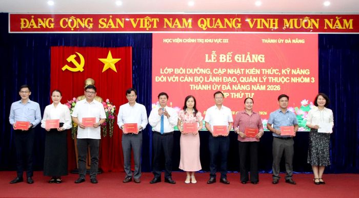 Các học viên được trao chứng nhận hoàn thành lớp bồi dưỡng. Ảnh: TRỌNG HUY