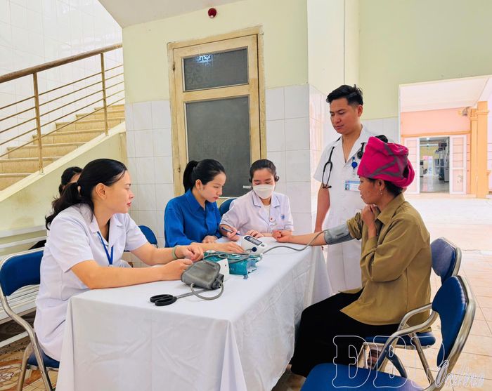 Các y, bác sĩ Trung tâm Y tế Tuần Giáo khám, tư vấn sức khỏe cho người dân.