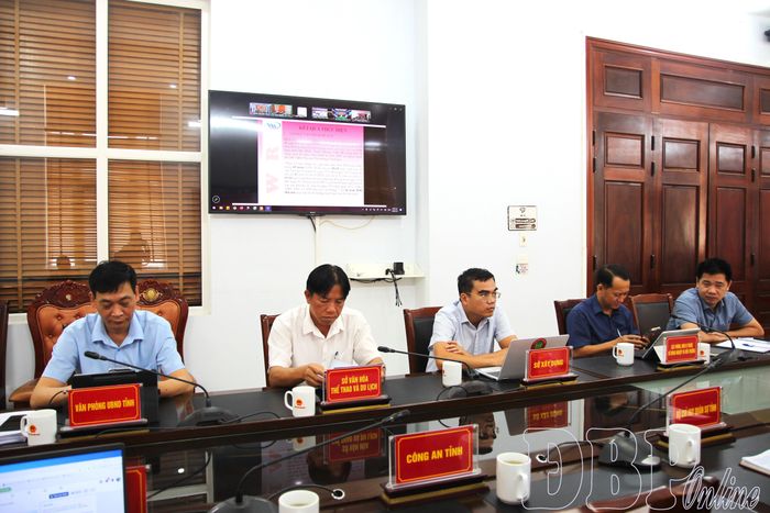 Đại diện các sở, ngành tỉnh tham dự cuộc họp trực tuyến.