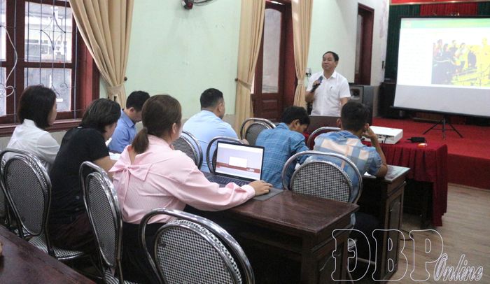 Ban công tác Hội Nông dân phổ biến nội dung tập huấn.
