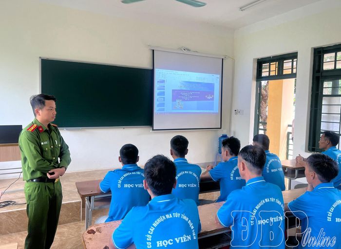 Cán bộ cơ sở cai nghiện ma túy phổ biến, giáo dục pháp luật cho học viên.
