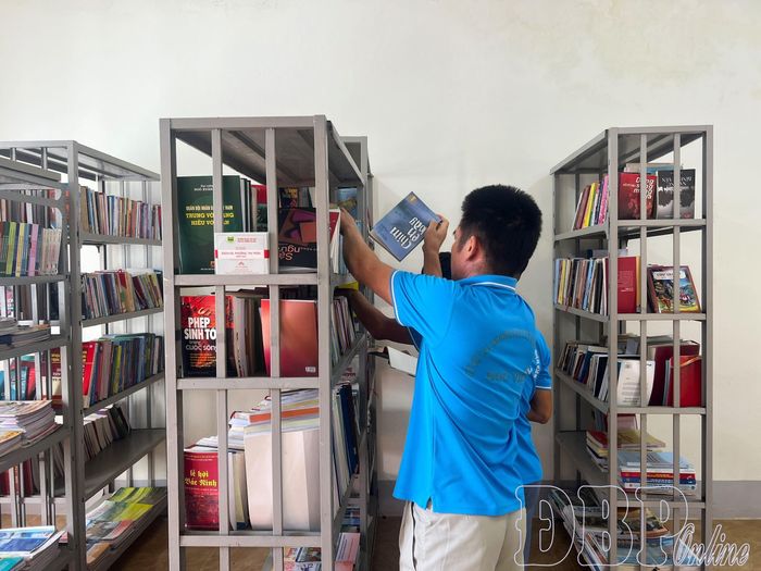 Học viên đọc sách tại thư viện Cơ sở cai nghiện ma túy sau giờ lao động.