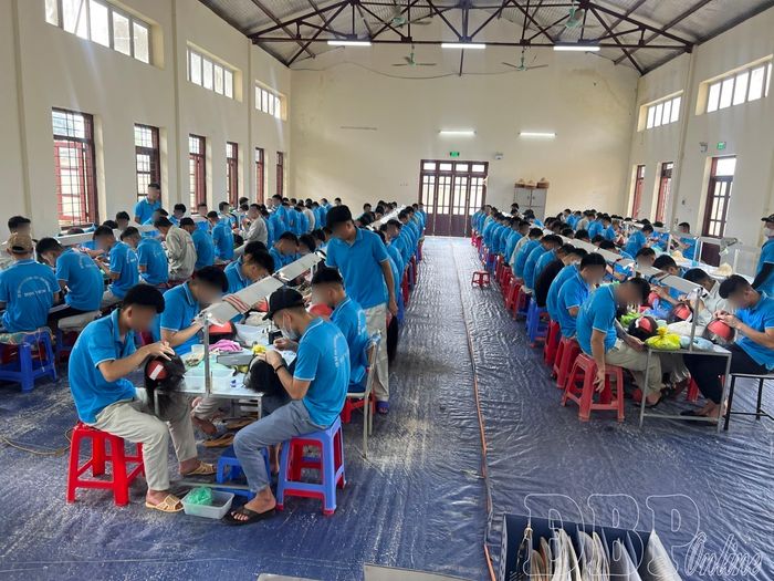 Học viên tham gia học nghề làm tóc giả.