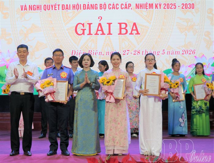 Ban Tổ chức trao giải Ba cho các thí sinh.