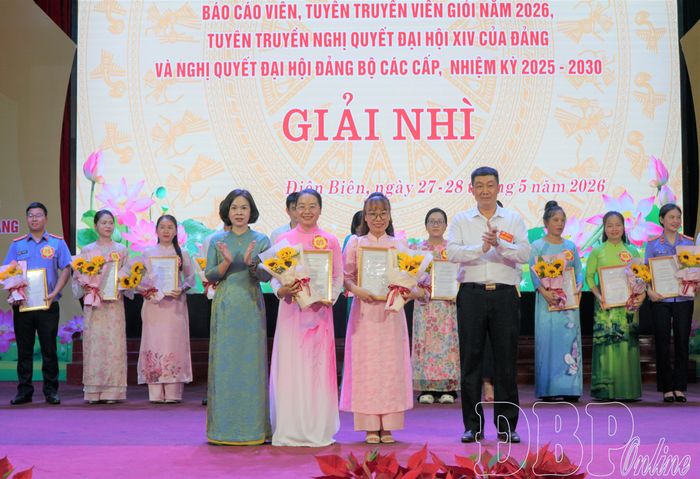 Ban Tổ chức trao giải Nhì cho các thí sinh.