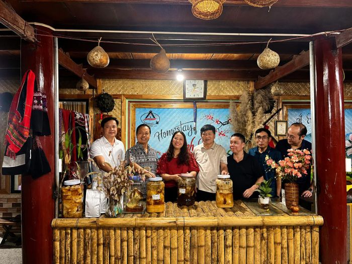 Bí thư Tỉnh ủy Trần Tiến Dũng đến thăm, trò chuyện, tìm hiểu hoạt động du lịch cộng đồng tại Homestay Minh Ngọc.