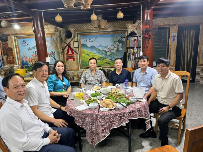 Bí thư Tỉnh ủy Trần Tiến Dũng và đoàn khảo sát trải nghiệm không gian văn hóa, ẩm thực tại Homestay Minh Ngọc.