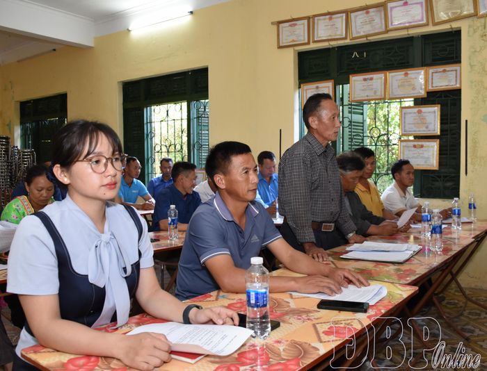 Đảng viên tham gia ý kiến tại buổi sinh hoạt chi bộ.