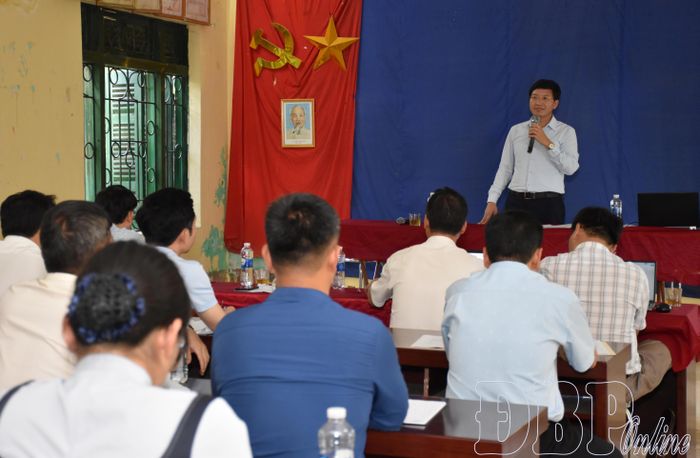 Phó Bí thư Tỉnh ủy Mùa A Vảng phát biểu chỉ đạo tại buổi sinh hoạt chi bộ với bản Tìa Ló A, B.
