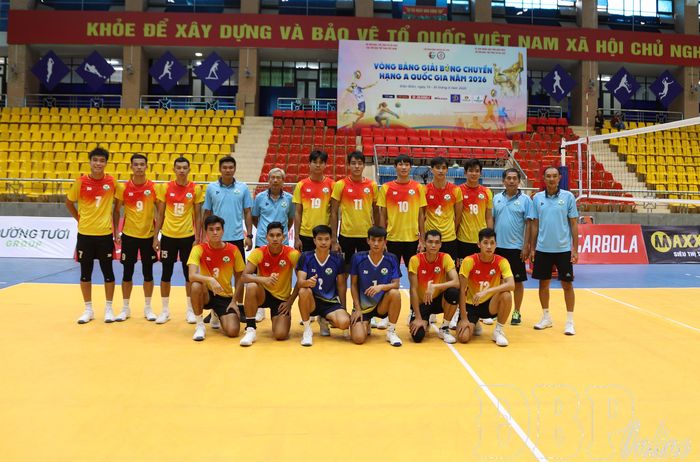 Ban huấn luyện và vận động viên đội Vĩnh Long lưu lại khoảnh khắc tại sân đấu sau trận thắng đội Tây Ninh.