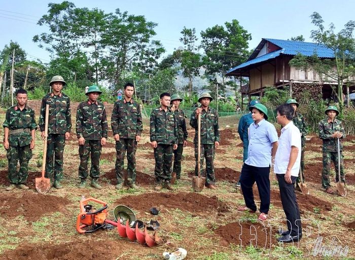 Lãnh đạo Đảng ủy, UBND xã Pú Nhung động viên các lực lượng và nhân dân đào hố trồng cây cà phê tại cơ sở.