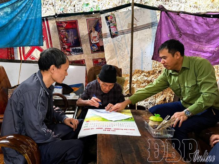Đảng ủy phường Điện Biên Phủ vận động nhân dân ký cam kết bàn giao mặt bằng dự án Trung tâm Thể dục thể thao tỉnh Điện Biên.