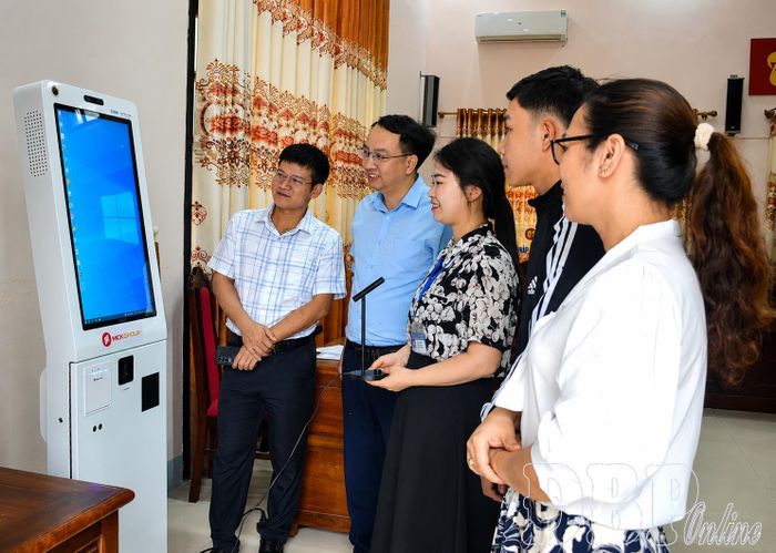 Trên tinh thần chính quyền phục vụ, cán bộ xã Na Sang tích cực hướng dẫn, giúp đỡ người dân giải quyết thủ tục hành chính.