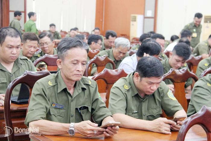 Các thí sinh thi trực tuyến trên điện thoại. Ảnh: Trần Danh