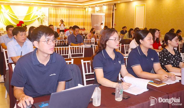 Hơn 100 đại biểu đại diện doanh nghiệp nhỏ và vừa tham dự buổi tập huấn. Ảnh: An Nhơn