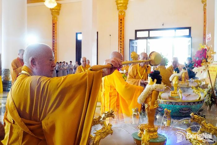 Chư tôn đức thực hiện nghi thức tắm Phật tại buổi lễ. Ảnh: Văn Tâm