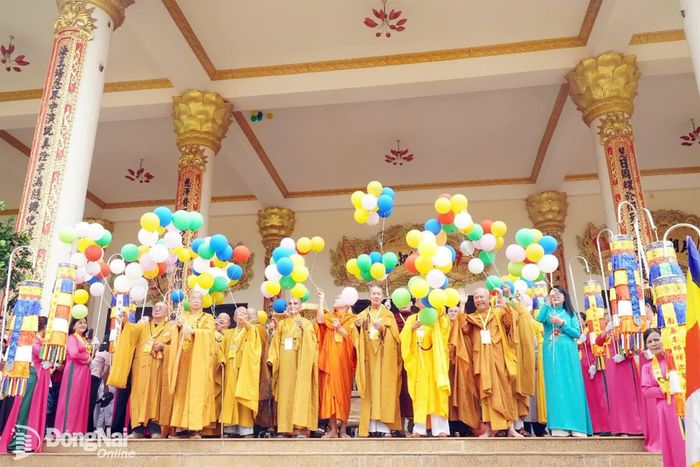 Các đại biểu và chư tôn đức thực hiện nghi thức thả bóng bay cầu cho nhân dân ấm no, hạnh phúc. Ảnh: Văn Tâm