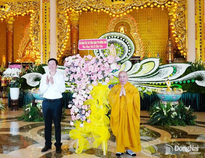  Giám đốc Sở Dân tộc và Tôn giáo thành phố Trần Thanh Hòa tặng lẵng hoa chúc mừng. Ảnh: Văn Tâm