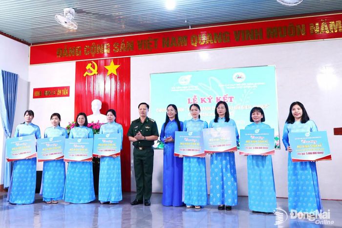 Thủ trưởng Bộ đội biên phòng và Hội LHPN thành phố trao tặng kinh phí hỗ trợ mô hình sinh kế cho phụ nữ khó khăn 8 xã biên giới. Ảnh: Nguyễn Tuyết