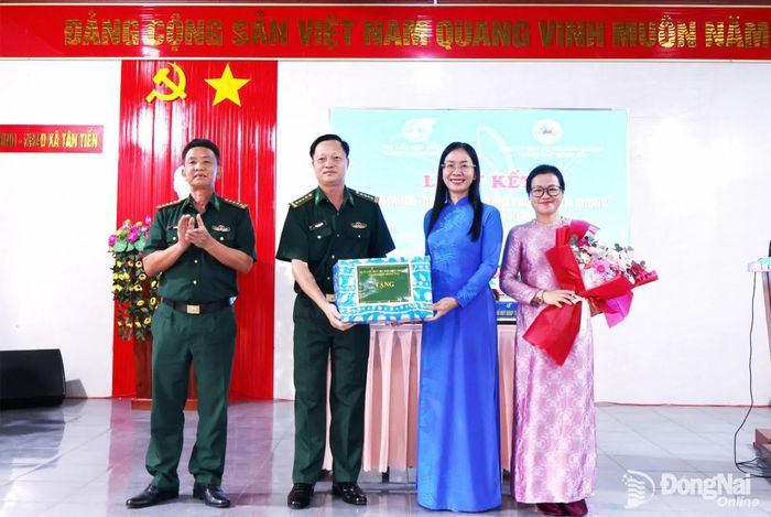 Đại tá Phạm Văn Đảng tặng quà Hội LHPN thành phố. Ảnh: Nguyệt Hà