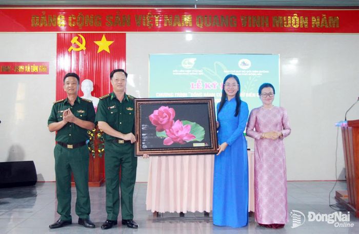 Lãnh đạo Hội LHPN Đồng Nai tặng quà Bộ đội biên phòng thành phố. Ảnh: Nguyễn Tuyết
