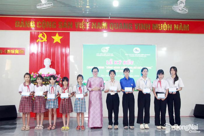 Phó Chủ tịch Hội LHPN thành phố Bùi Thị Hạnh trao học bổng cho học sinh các xã biên giới khó khăn. Ảnh: Nguyễn Tuyết
