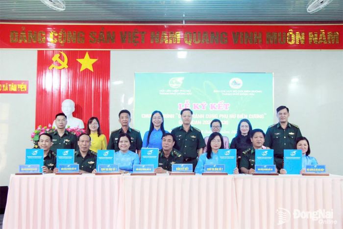 Dưới sự chứng kiến của đại diện Hội LHPN thành phố và Ban Chỉ huy Bộ đội biên phòng thành phố, các cụm thi đua Hội LHPN xã, phường và đồn biên phòng ký phối hợp hoạt động. Ảnh: Nguyễn Tuyết