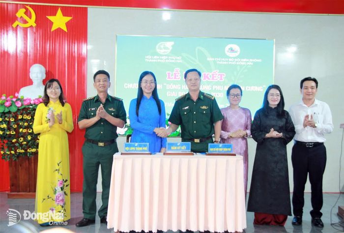 Lãnh đạo Hội Liên hiệp Phụ nữ thành phố và Ban Chỉ huy Bộ đội Biên phòng thành phố ký kết chương trình phối hợp giai đoạn 2026-2030. Ảnh: Nguyễn Tuyết