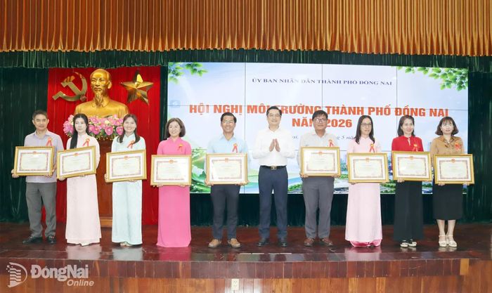 Các cá nhân nhận thưởng có thành tích xuất sắc trong thực hiện Chương trình liên tịch phối hợp chủ động hành động bảo vệ môi trường, ứng phó với biến đổi khí hậu phục vụ phát triển bền vững kinh tế - xã hội giai đoạn 2021-2025. Ảnh: Hoàng Lộc
