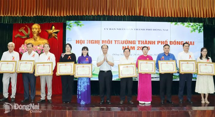 Các tập thể được khen thưởng có thành tích xuất sắc trong thực hiện Chương trình liên tịch phối hợp chủ động hành động bảo vệ môi trường, ứng phó với biến đổi khí hậu phục vụ phát triển bền vững kinh tế - xã hội giai đoạn 2021-2025. Ảnh: Hoàng Lộc