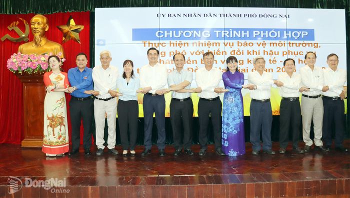 Đại diện các đơn vị tham gia ký kết bắt tay thể hiện quyết tâm thực hiện Chương trình phối hợp thực hiện nhiệm vụ bảo vệ môi trường, ứng phó với biến đổi khí hậu phục vụ phát triển bền vững kinh tế - xã hội thành phố Đồng Nai giai đoạn 2026-2030. Ảnh: Hoàng Lộc