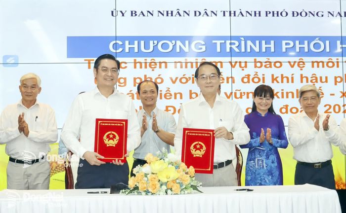 Lãnh đạo Báo và Phát thanh, Truyền hình Đồng Nai cùng lãnh đạo Sở Nông nghiệp và Môi trường ký cam kết Chương trình phối hợp thực hiện nhiệm vụ bảo vệ môi trường, ứng phó với biến đổi khí hậu phục vụ phát triển bền vững kinh tế - xã hội thành phố Đồng Nai giai đoạn 2026-2030. Ảnh: Hoàng Lộc