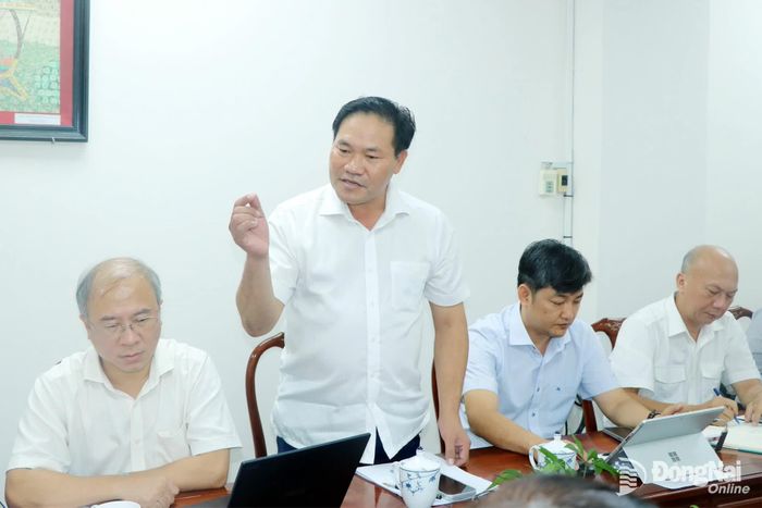 Chủ tịch Liên đoàn Doanh nghiệp Đồng Nai Đặng Văn Điềm góp ý giải pháp thu hút doanh nghiệp về làm dịch vụ xuất nhập khẩu tại địa phương. Ảnh: Vương Thế