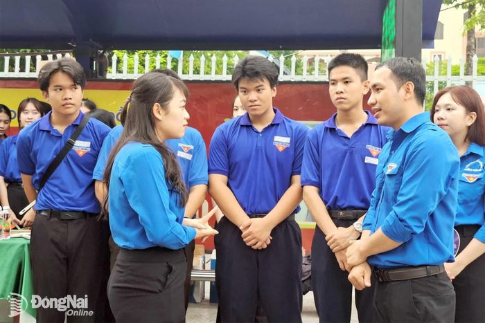 Phó Bí thư Thành đoàn Nguyễn Trần Phương Hà (thứ 2 từ trái sang) thăm, động viên và tặng quà đội hình tình nguyện tiếp sức mùa thi tại Trường THPT Ngô Quyền (phường Trấn Biên). Ảnh: ĐVCC