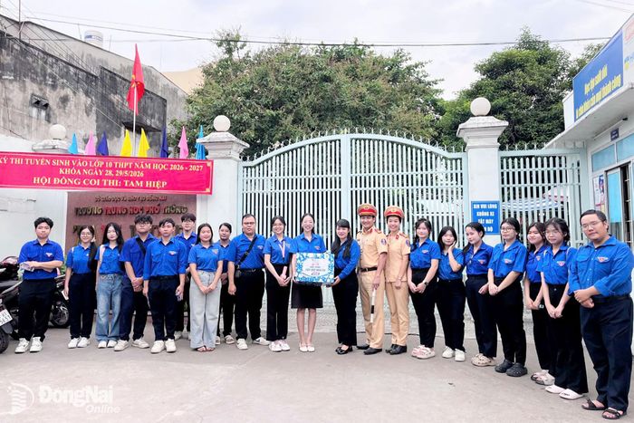 Phó Bí thư Thành đoàn Nguyễn Trần Phương Hà thăm, động viên và tặng quà đội hình tình nguyện tiếp sức mùa thi tại Trường THPT Tam Hiệp (phường Tam Hiệp). Ảnh: ĐVCC