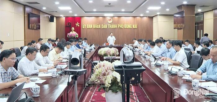 Phó Bí thư Thành ủy, Chủ tịch UBND thành phố Nguyễn Văn Út chủ trì buổi làm việc nghe báo cáo tiến độ thực hiện các công trình, dự án trọng điểm. Ảnh: PT