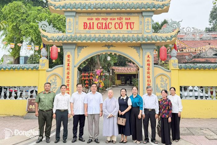 Đoàn của Đảng ủy, HĐND, UBND, Ủy ban MTTQ Việt Nam phường Trấn Biên thăm, chúc mừng đại lễ Phật đản tại chùa Đại Giác. Ảnh: CTV