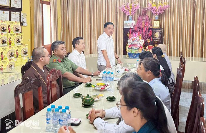 Ủy viên Ban Thường vụ Thành ủy, Bí thư Đảng ủy, Chủ tịch HĐND phường Trấn Biên Hồ Văn Nam phát biểu chúc mừng Đại lễ Phật đản. Ảnh: CTV